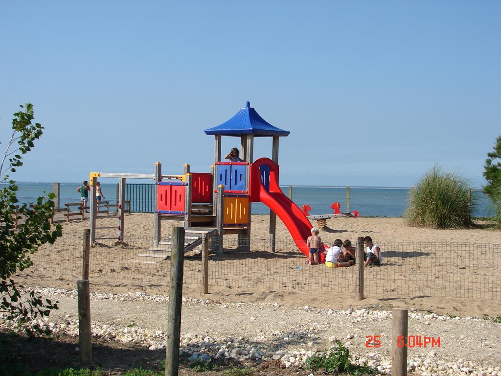 Camping Phare Ouest Saint-Denis-dʼOléron المظهر الخارجي الصورة