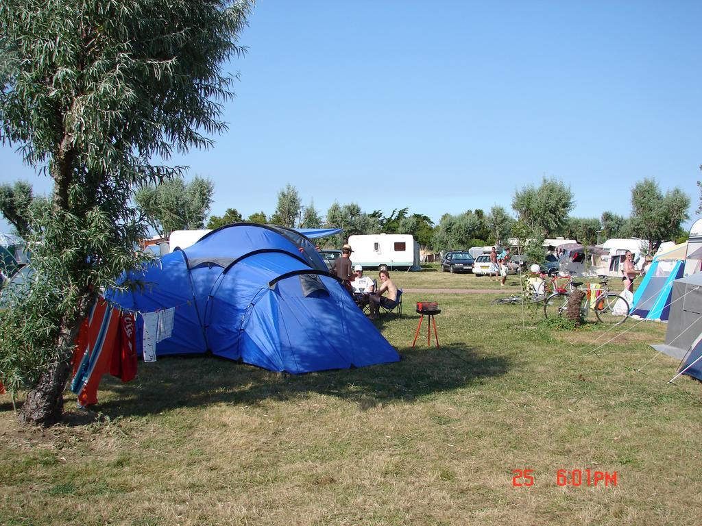 Camping Phare Ouest Saint-Denis-dʼOléron المظهر الخارجي الصورة